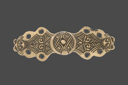 Фибула. Бирка 9-10 в. (равноплечная)