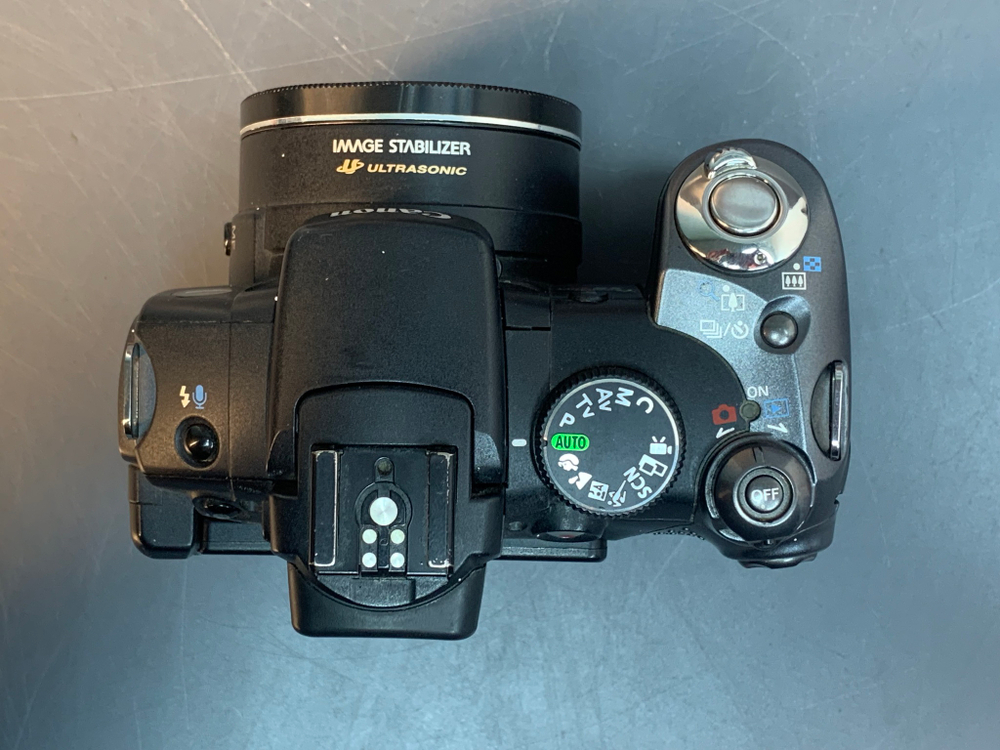 Canon PowerShot S5 IS экран в некоторых положениях тускнеет
