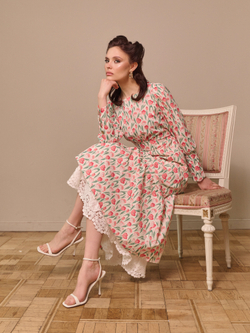 Платье с широкими манжетами