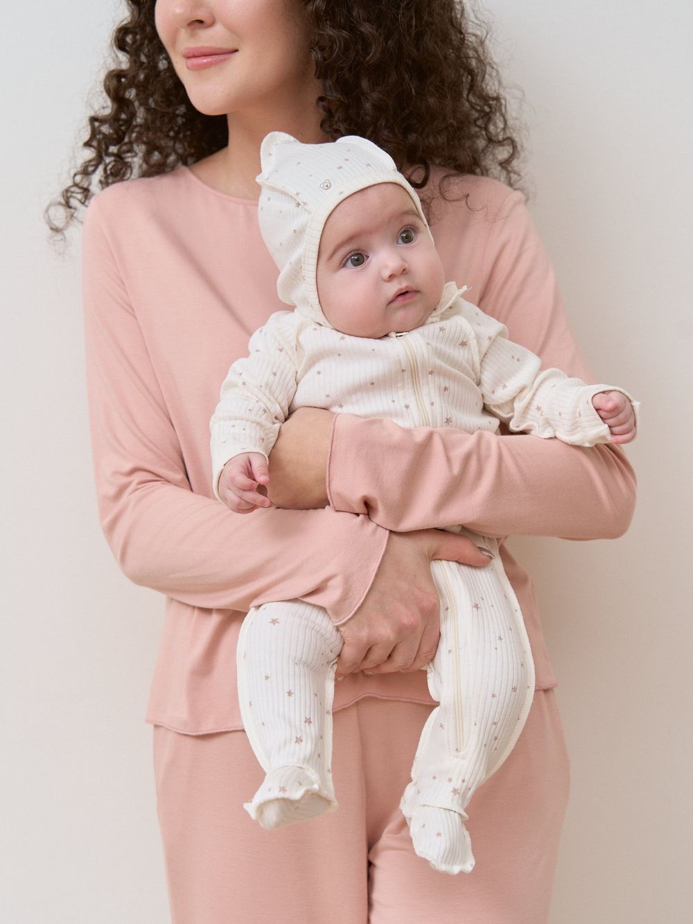 Слип с закрытой ножкой "Бежевые звезды" 0+