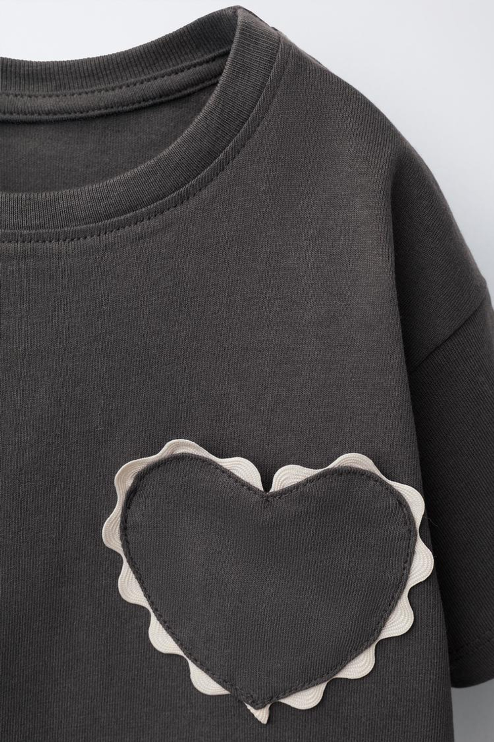 ZARA ФУТБОЛКА С ВОЛНИСТЫМ СЕРДЦЕМ, АНТРАЦИТОВО-СЕРЫЙ