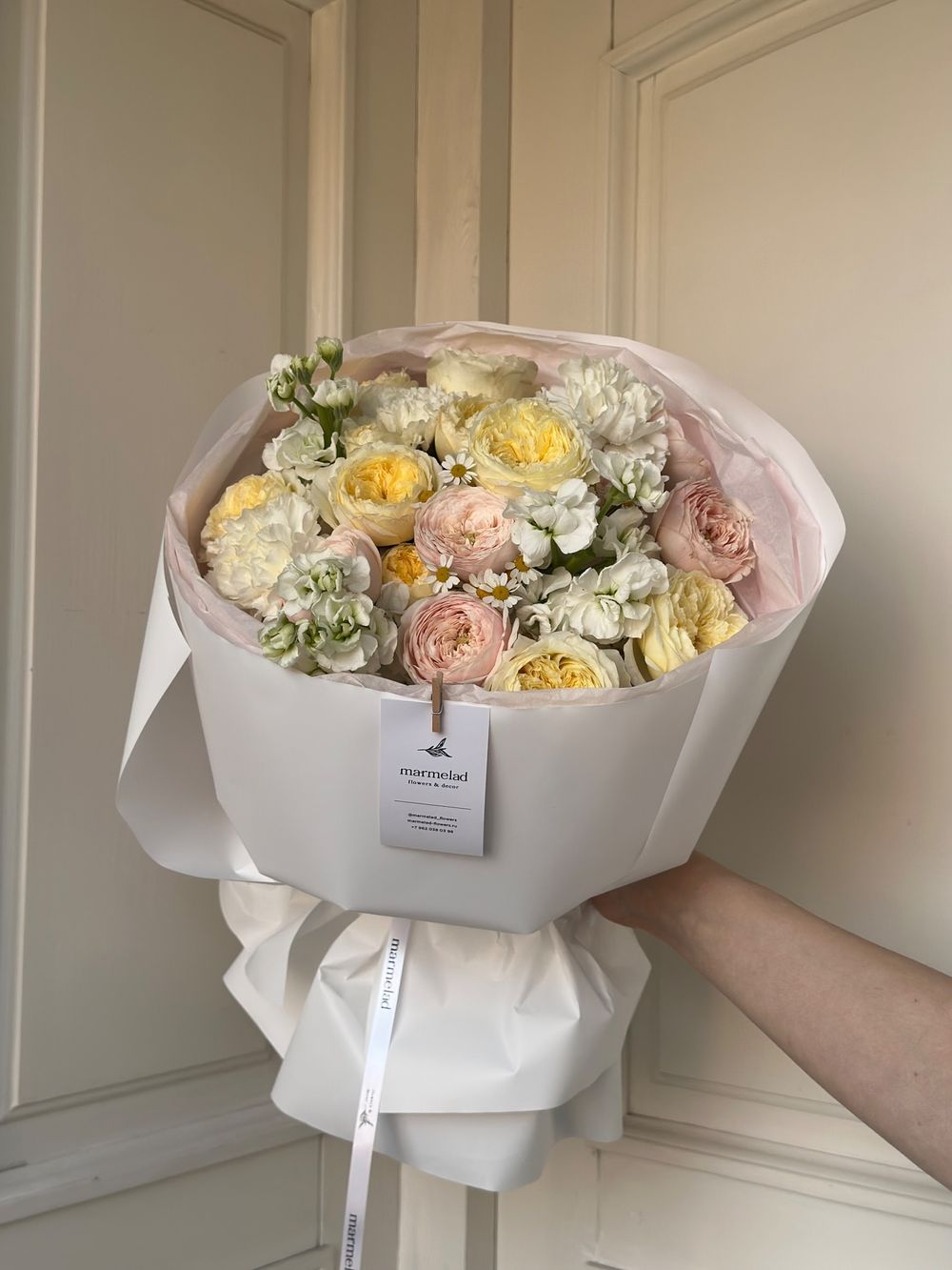 Букет сборный из кустовых пионовидных роз, ромашки, диантусов и маттиолы