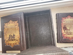 Книга подарочная в коже "Настольная книга руководителя"