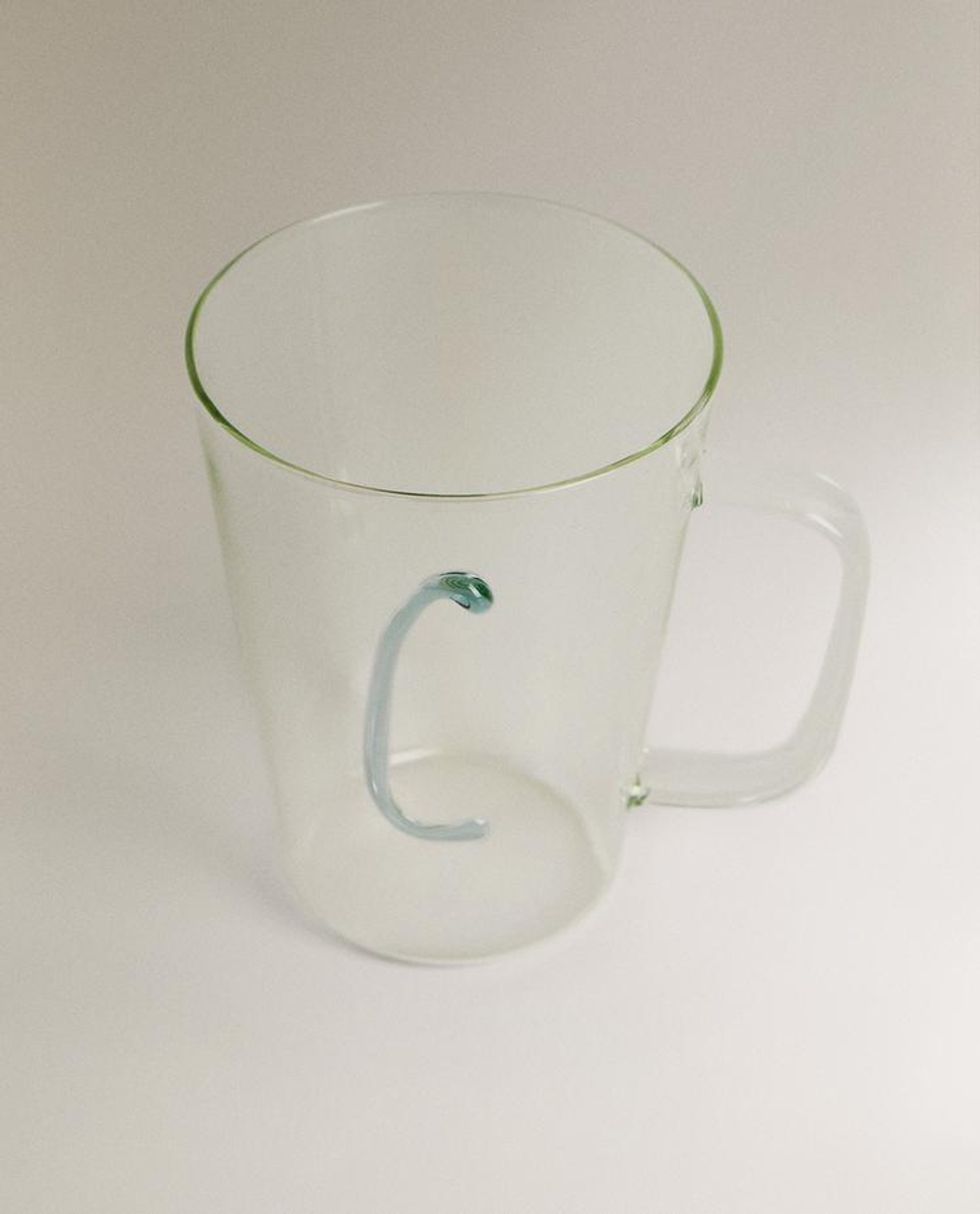 ZARA HOME КРУЖКА ИЗ БОРОСИЛИКАТНОГО СТЕКЛА С БУКВОЙ C, СВЕТЛО-БИРЮЗОВЫЙ