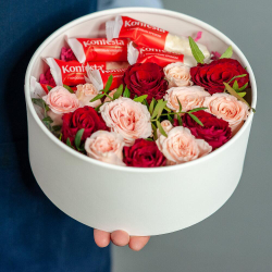 Коробка c цветами и конфетами