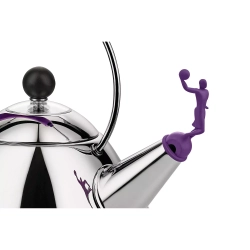 Alessi - Чайник 9093 со свистком, 2л, баскетболист, фиолетовая ручка / артикул   9093 VA  / GTIN 8003299471669