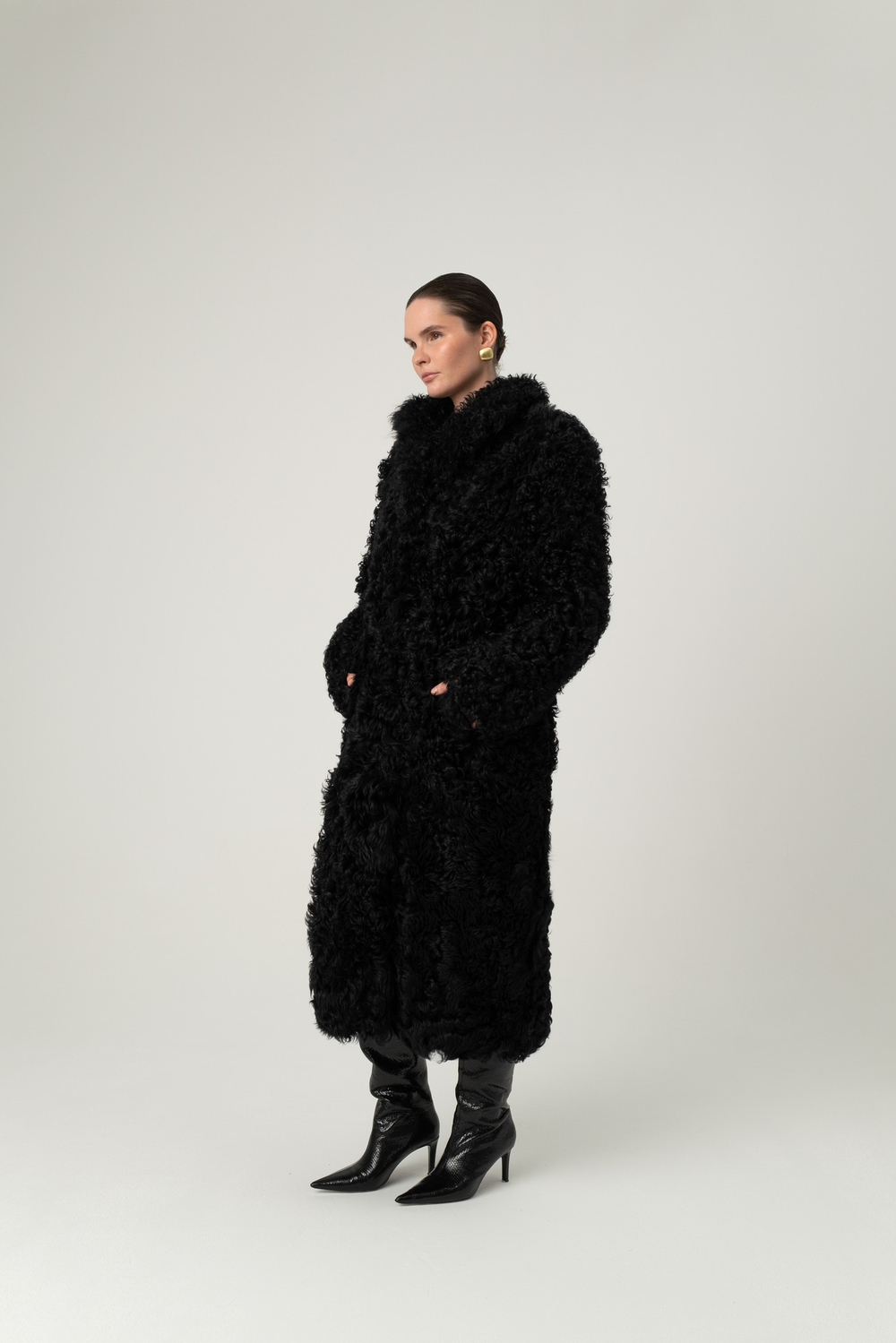 Длинная чёрная шуба