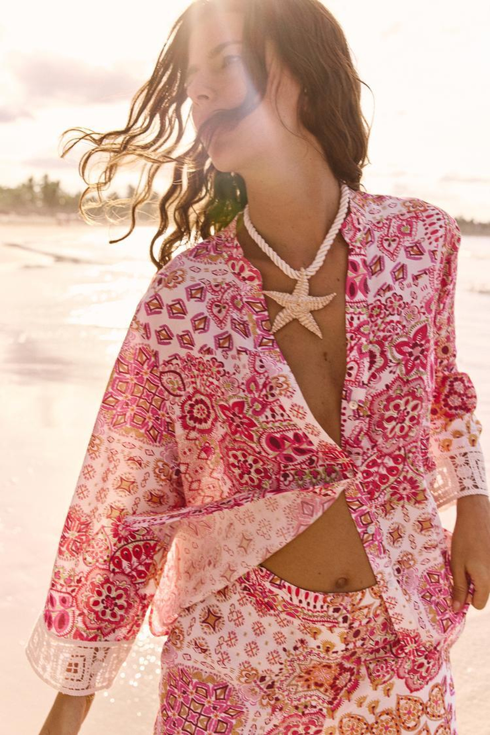 ZARA БЛУЗА ИЗ ТКАНИ С ПРИНТОМ И ДЕТАЛЯМИ ИЗ ГИПЮРА НА РУКАВАХ, РАЗНОЦВЕТНЫЙ