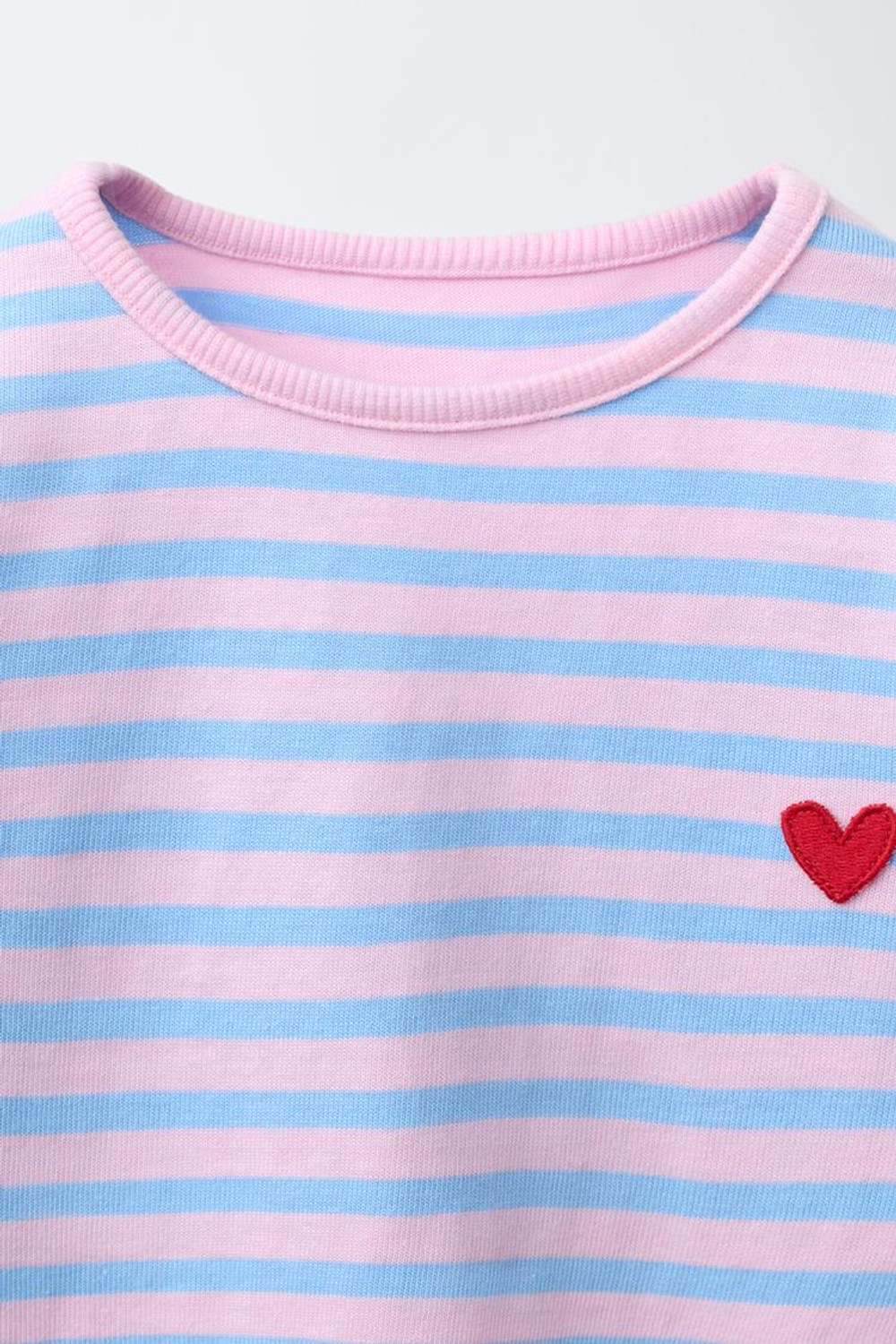 ZARA ФУТБОЛКА В ПОЛОСКУ С ВЫШИТЫМ СЕРДЦЕМ, ПАСТЕЛЬНО-СИНИЙ