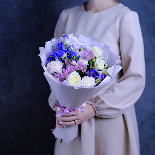 Купить Нежный букет с белыми розами и ирисами #628