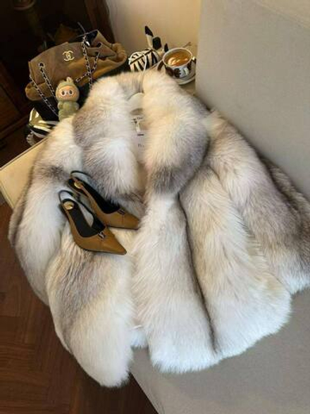 Шуба Dior из меха белой лисы