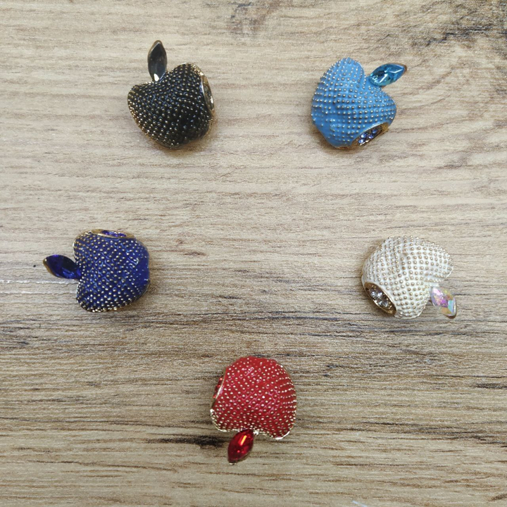 Брошь Mini Яблоко откусанное кристалл эмаль цветная стразы микс металл золотистый