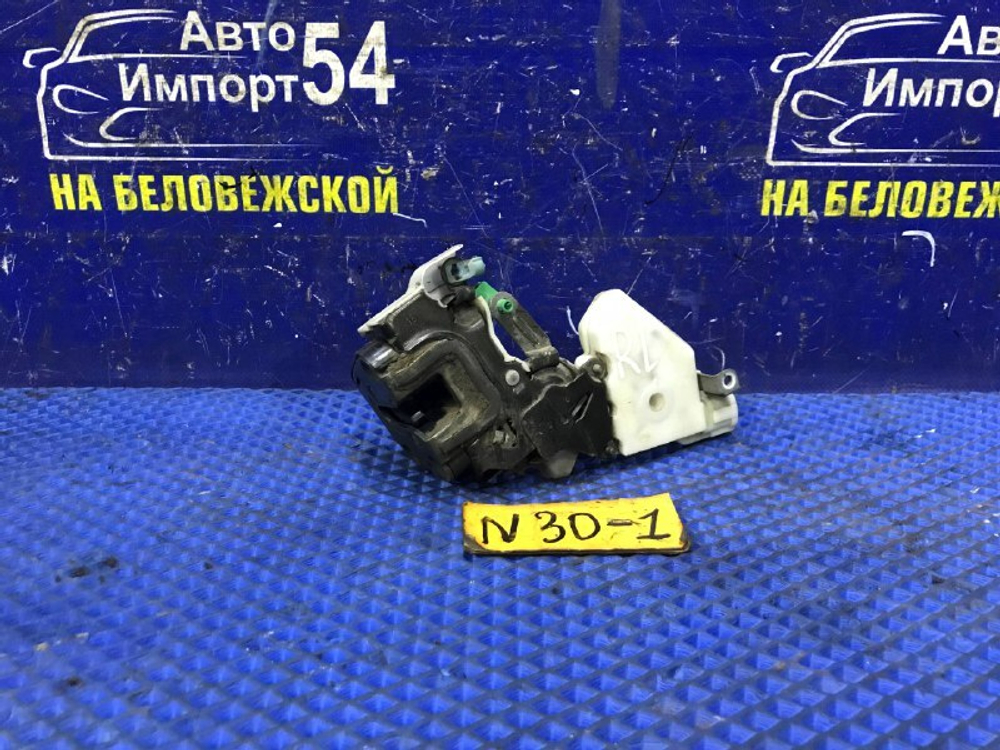 Замок двери задней левой NISSAN R’NESSA 1999
