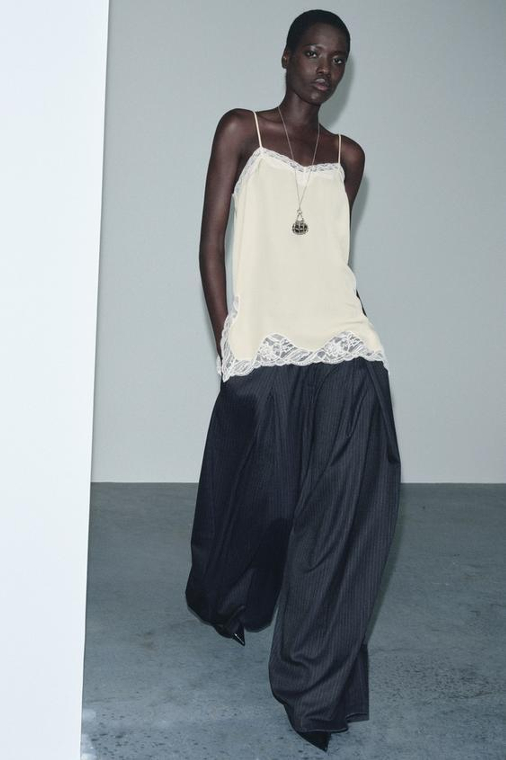 ZARA БРЮКИ С ЗАЩИПАМИ В ПОЛОСКУ — ZW COLLECTION, МОРСКОЙ СИНИЙ