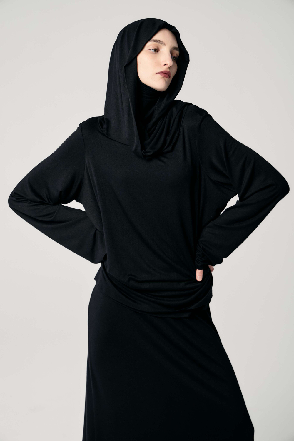 Лонгслив с капюшоном черный