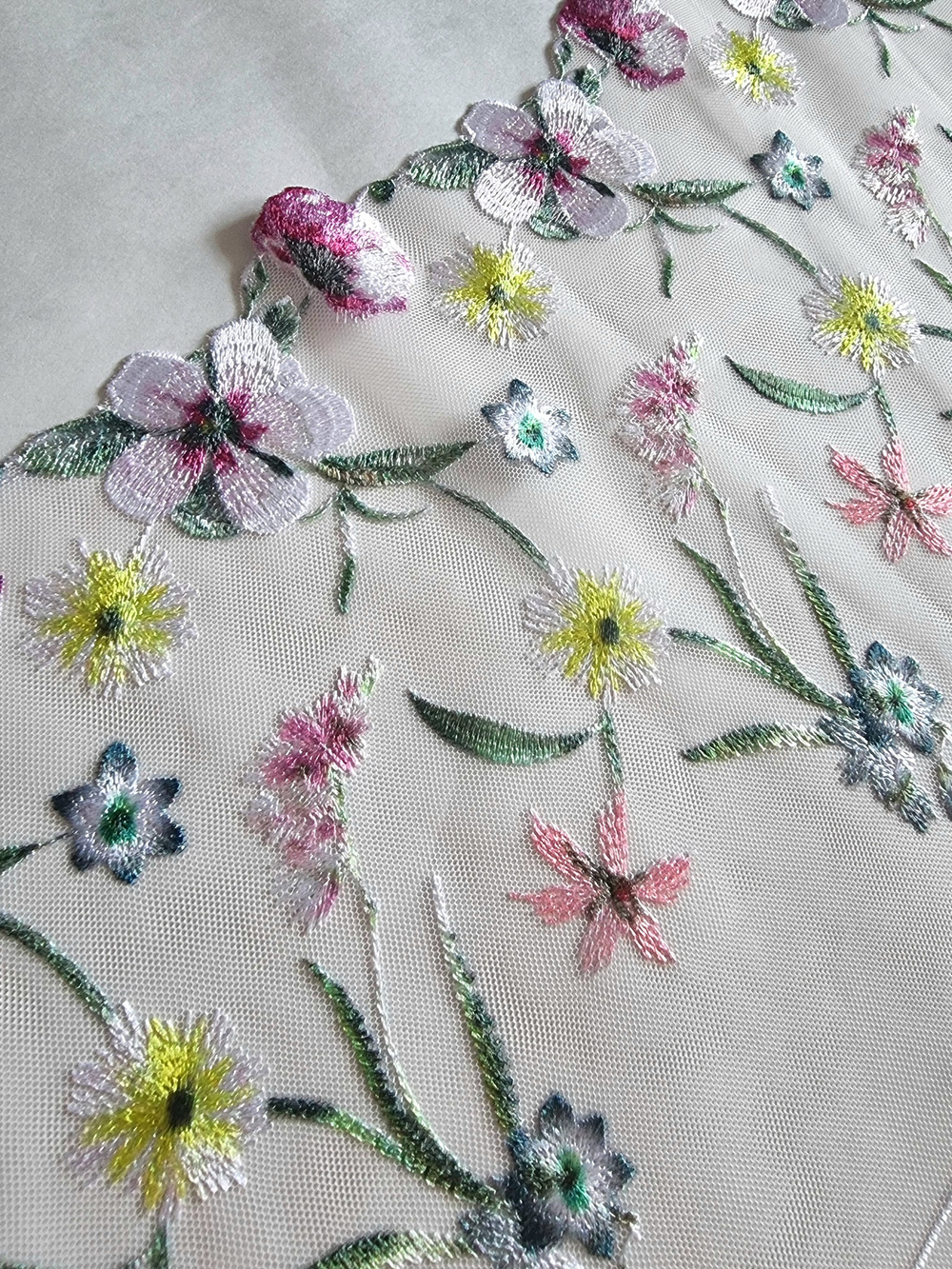 Вышивка на сетке с лиловыми цветами К217 левая