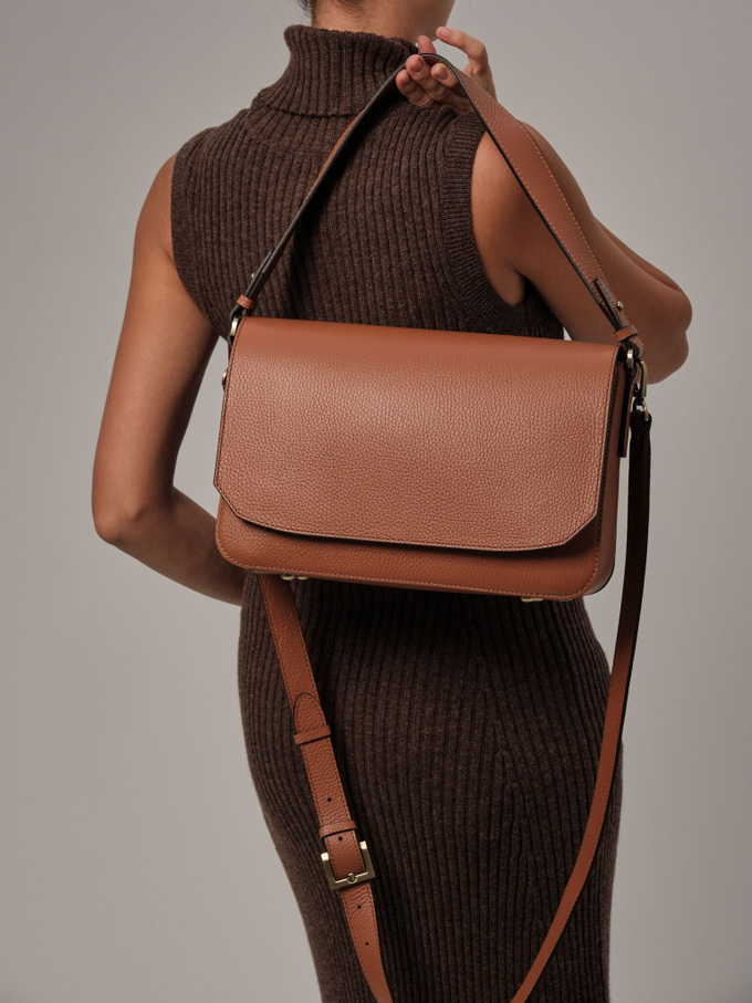 Сумка кожаная на плечо коричневая