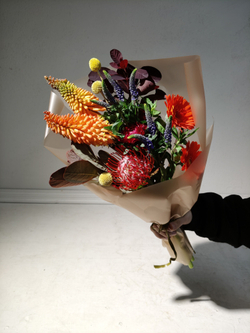 Стильный букет-кулек в яркой гамме (С0058)