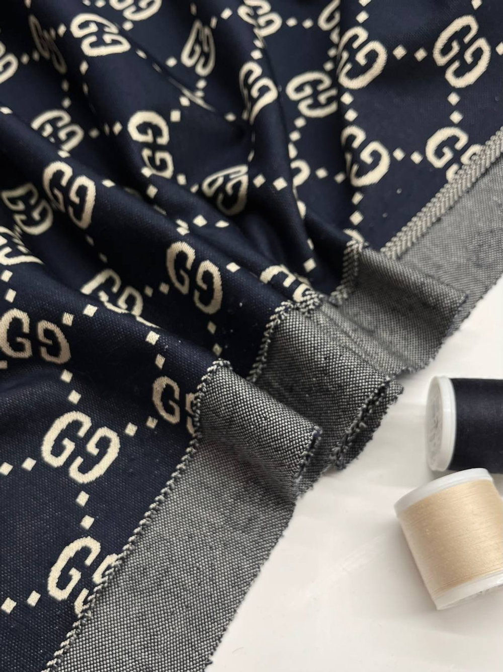 Трикотаж хлопковый Gucci синий с крупным дизайнерским принтом