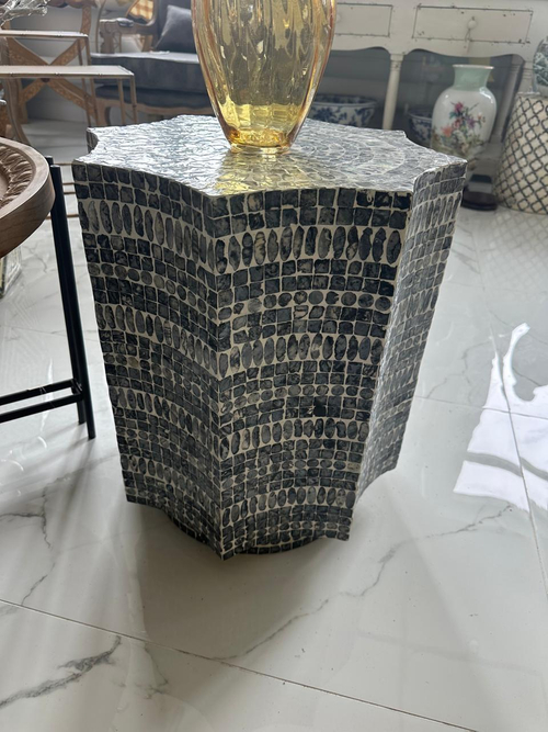 Столик акцентный с отделкой раковинами устриц