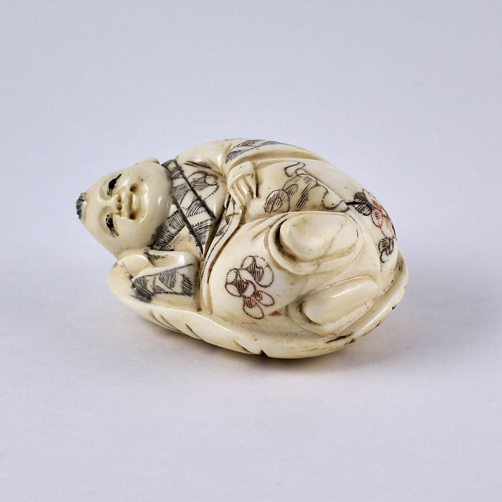 Нэцкэ Мальчик Карако на листе