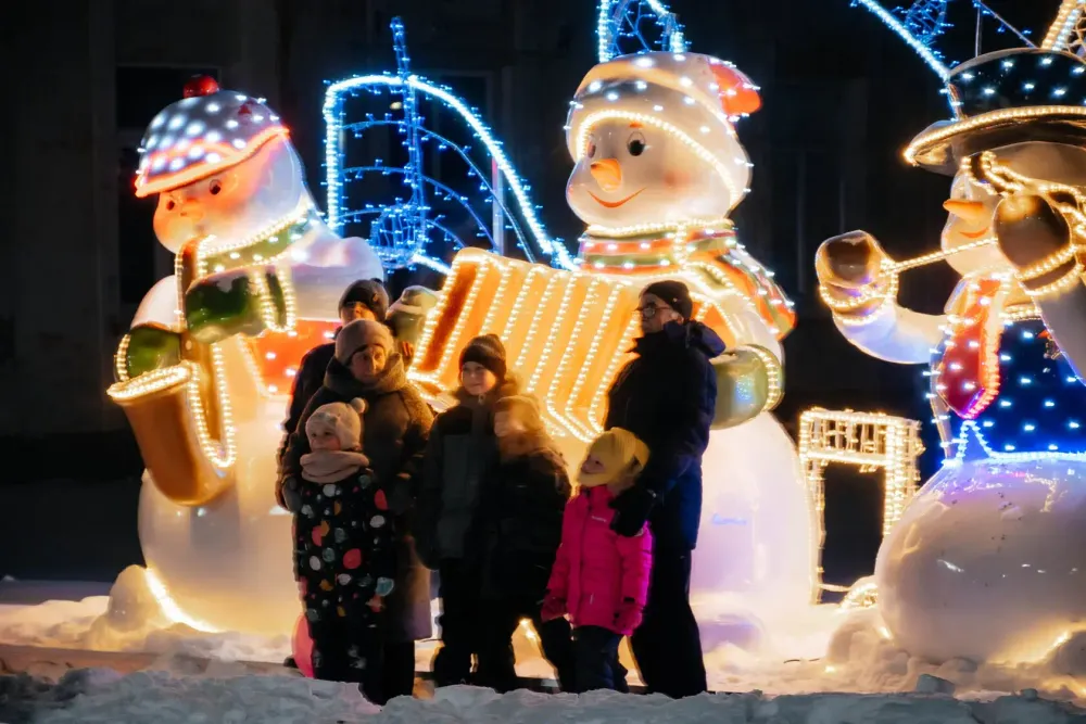 Уличная фигура "Снеговик с саксофоном"