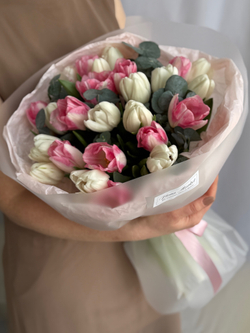 Весеннее сочетание белых, розовых тюльпанов и эвкалипта в объемном оформлении от Флора Маркет