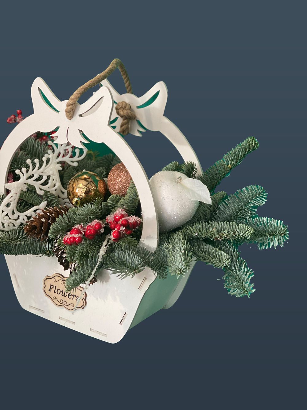 Новогодняя композиция с игрушками