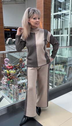 Бежевый комбинированный брючный костюм