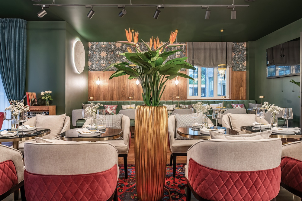 Озеленение искусственными растениями апарт-отеля «Бридж» Красная поляна