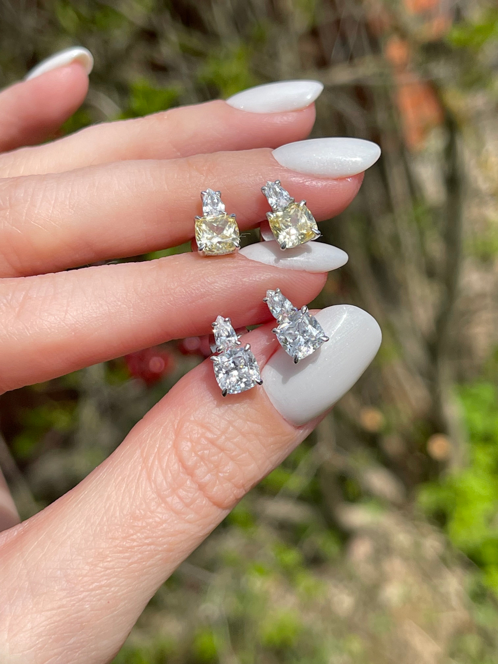 Серьги-гвоздики квадрат на капле белые