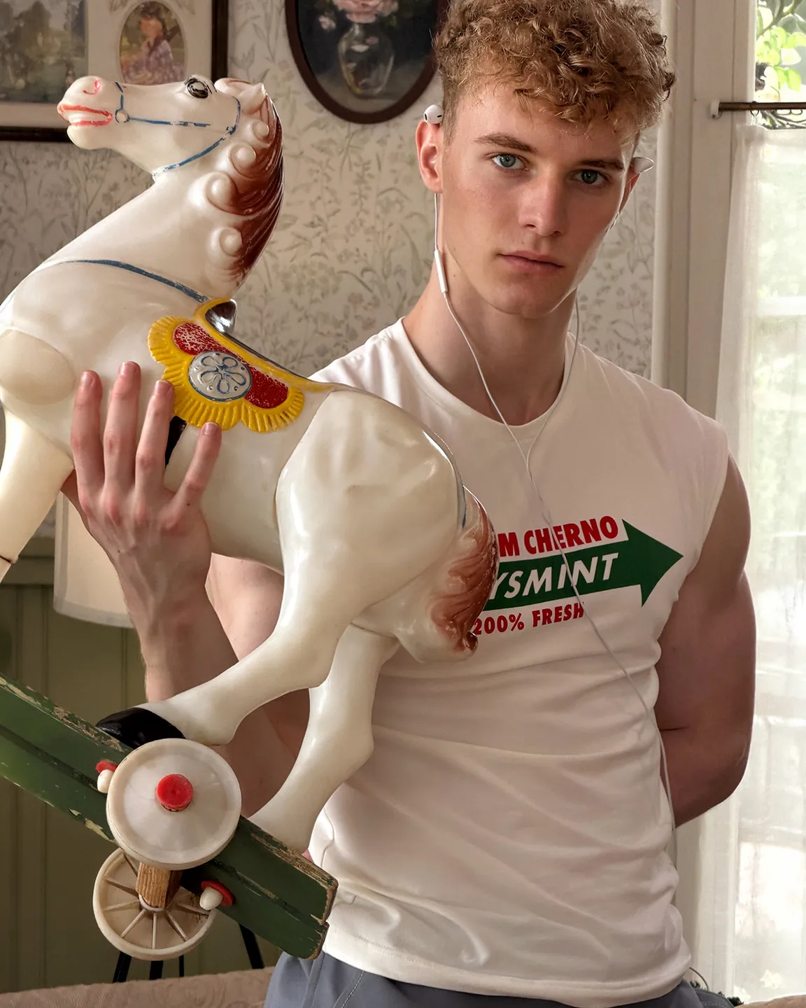 Белая майка без рукавов 