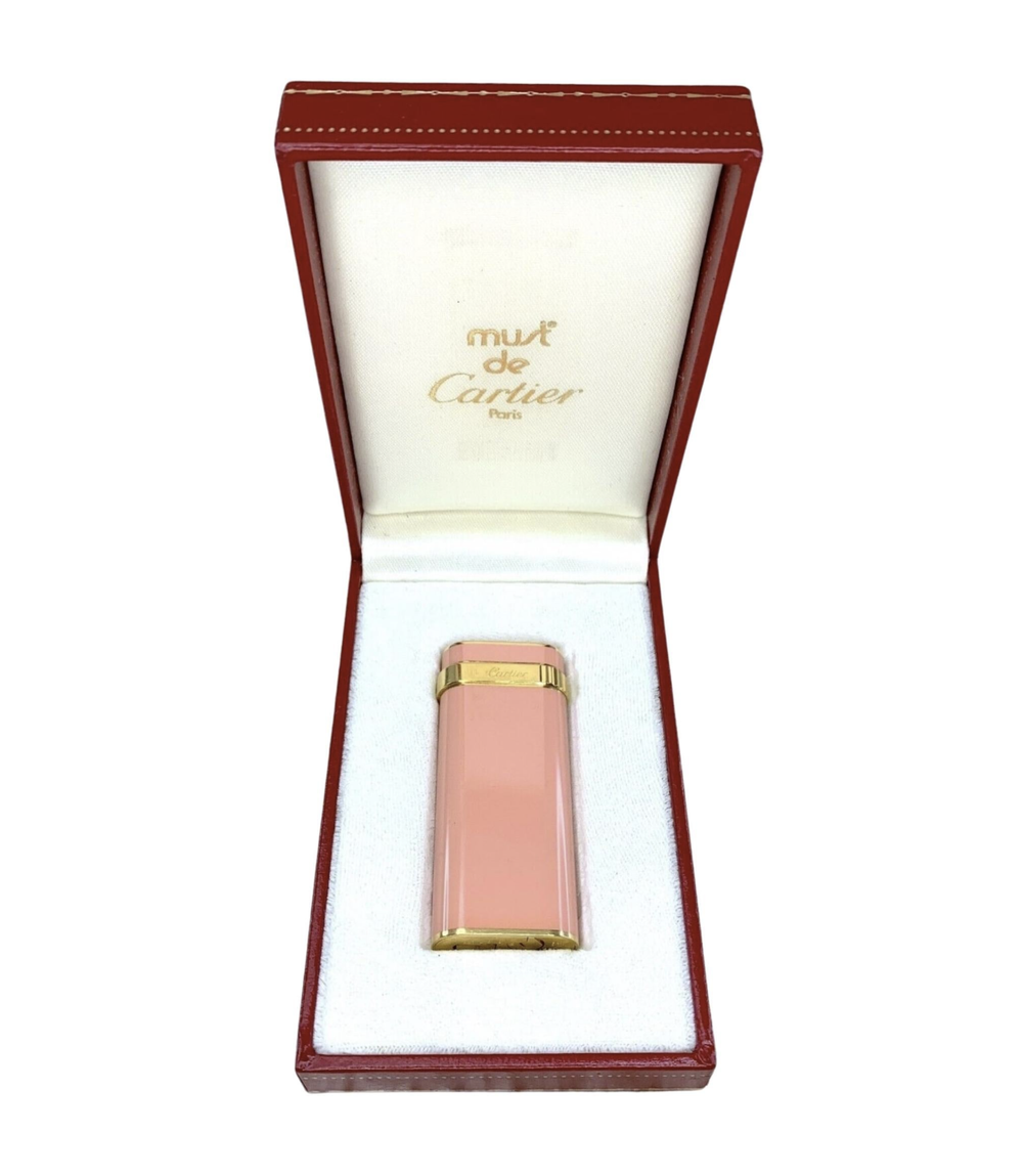Зажигалка Le Must de Cartier в кораллово-розовом исполнении с золотом 750 пробы