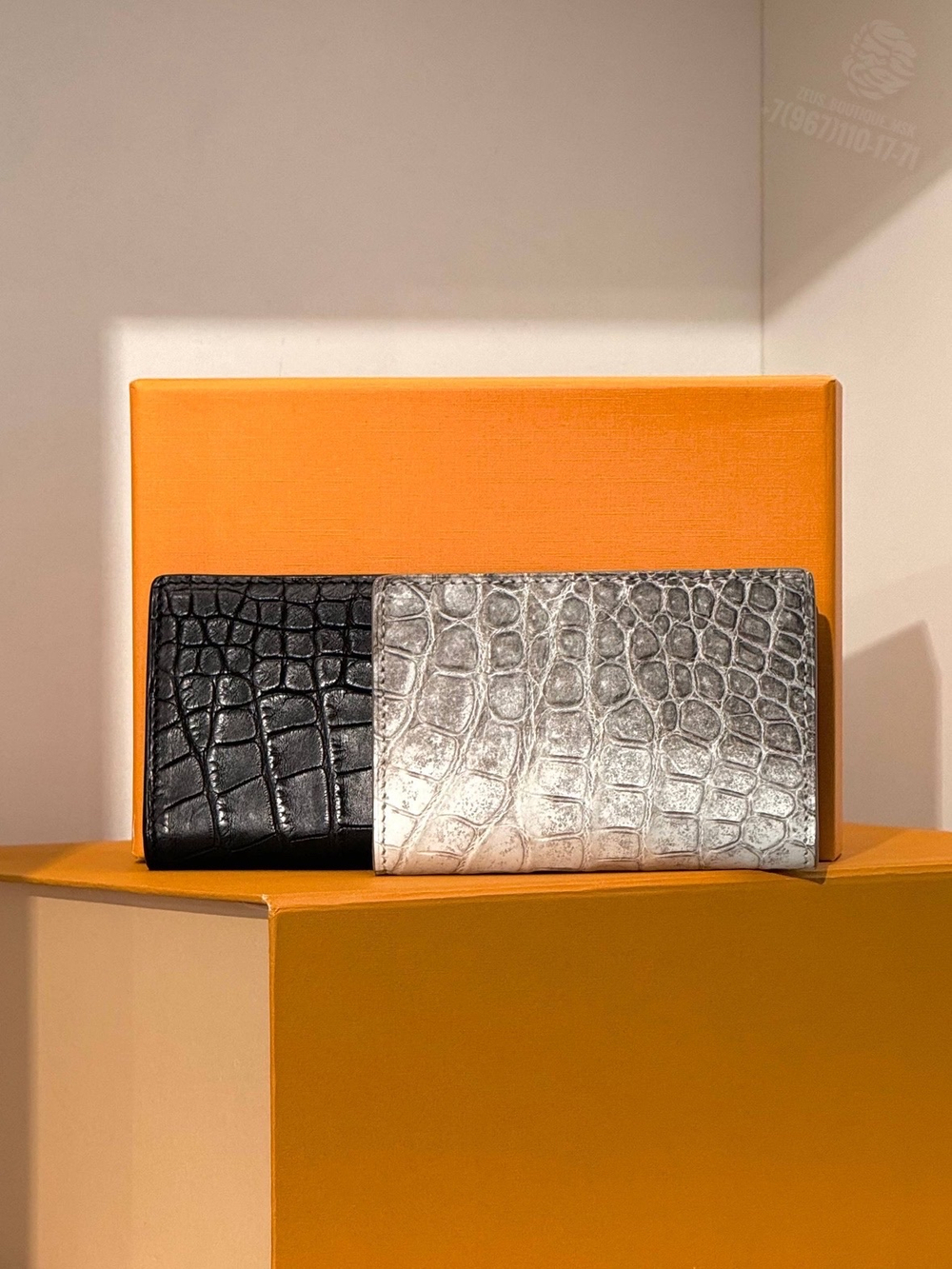 Визитница Louis Vuitton из кожи крокодила