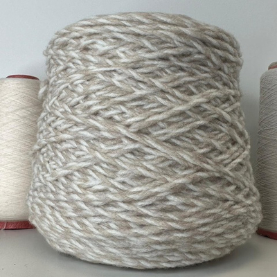 SLALOM - Lineapiu’ SPA; 74% меринос, 24% п/а; 180м/100гр; col. С5851, скрутка из двух нитей белого и бежевого цвета, очень мягкая. Есть мал. бобинка 161гр.