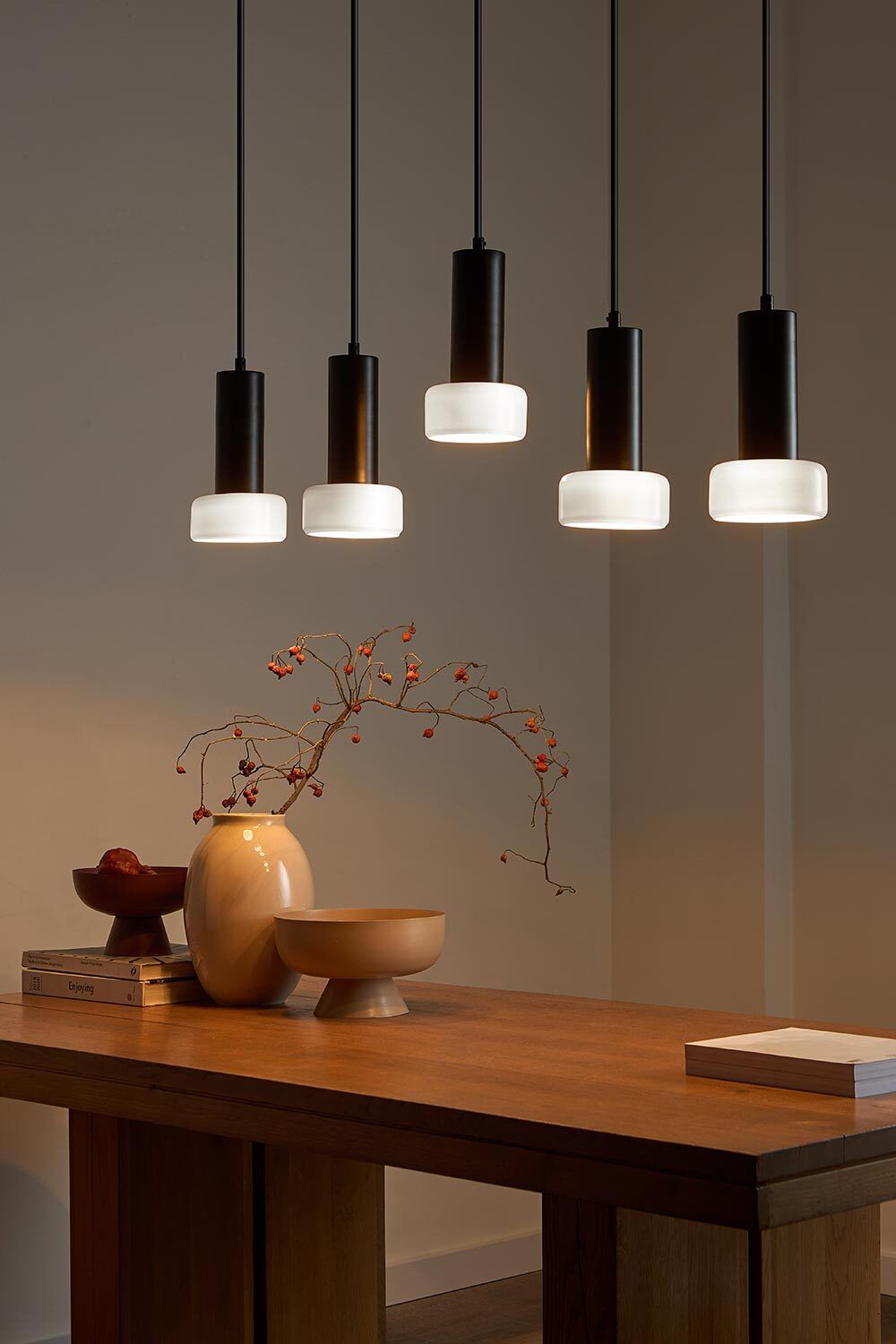 Светильник подвесной каскадный Fungus, Ø15х25 см, 5 плафонов, белый/черный