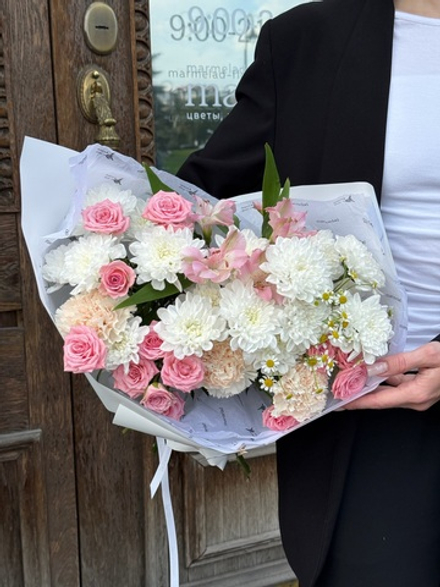 Букет сборный из хризантемы, кустовой розы, альстромерии и диантусов