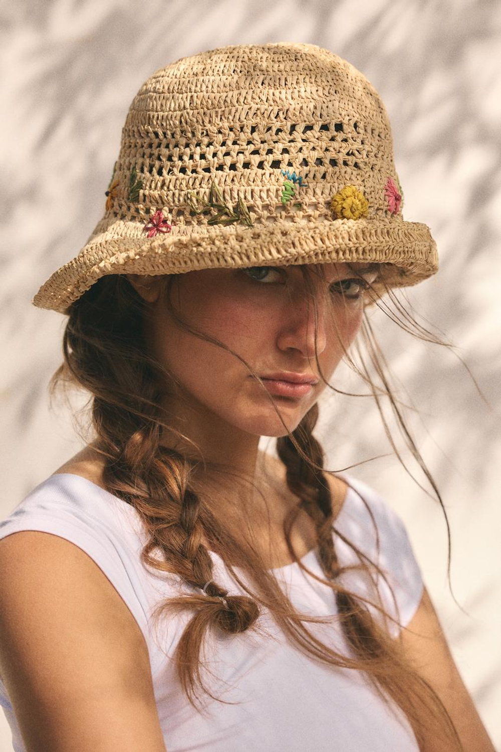 ZARA ПАНАМА С ВЫШИВКОЙ ЦВЕТОВ, СВЕТЛО-БЕЖЕВЫЙ