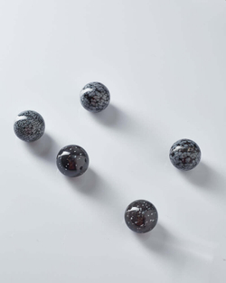 Шар из снежного обсидиана