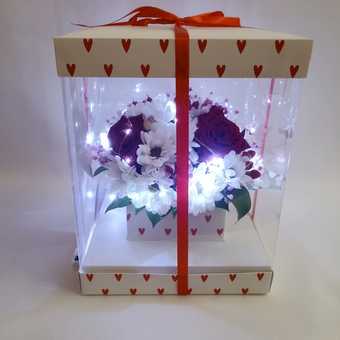 Букет из роз и хризантем в коробке с гирляндой Моей половинке