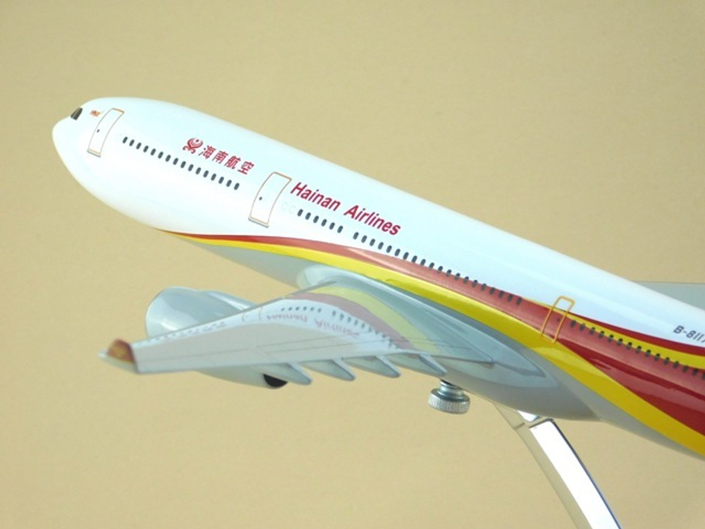 Модель самолета Airbus A330 (М1:144, Hainan Airlines)