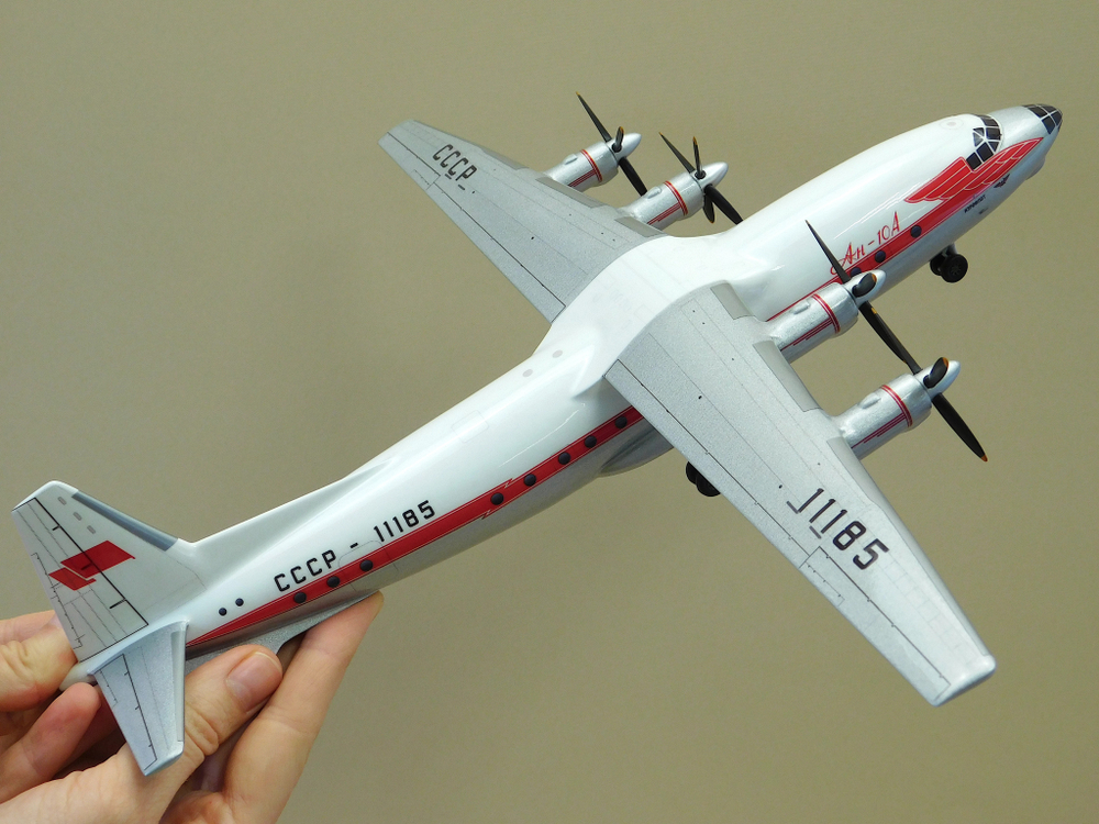 Модель самолета Ан-10А (М1:100, Аэрофлот СССР-11185) с шасси