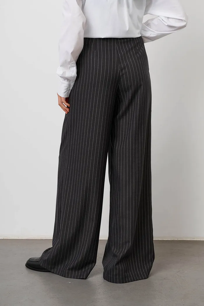 Брюки с защипами в полоску темно-серого цвета