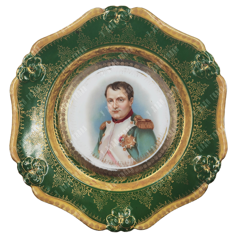 [Кузнецовский фарфор] Декоративная тарелка с портретом Наполеона. Москва, 1912 г.