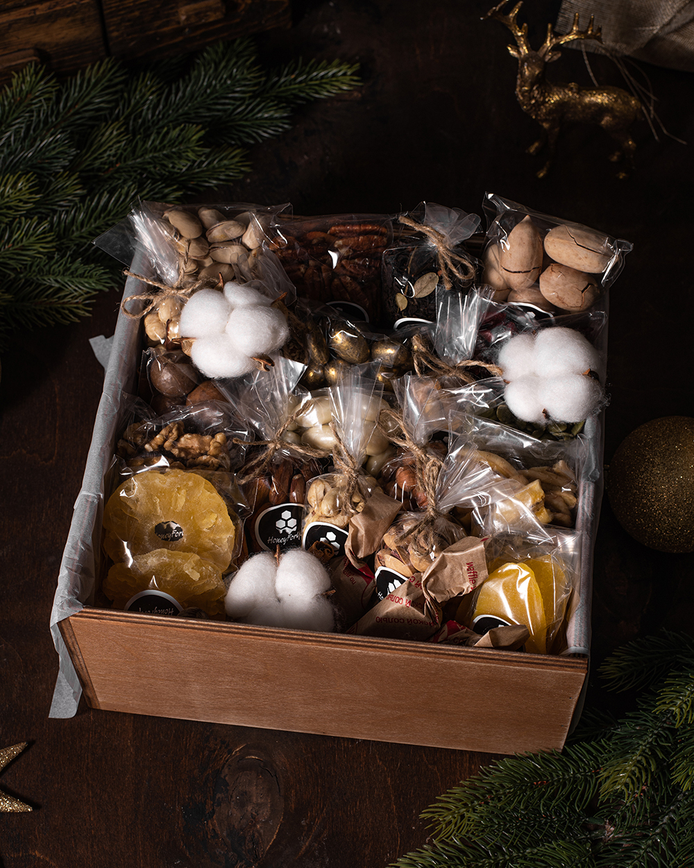 Подарочный деревянный ящик с орехами и сухофруктами