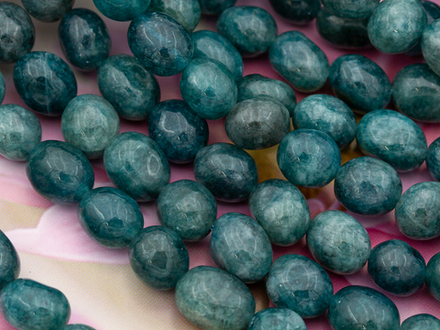 Нить бусин из тонированного кварца 7,5-9мм (галтовка)