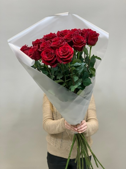 Букет 15 метровых роз красные в пленке