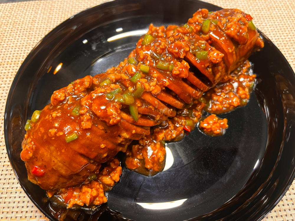Дольки баклажана под мясным соусом