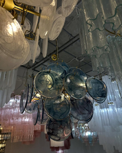 Стильные люстры из стеклянных дисков с эффектом мраморных разводов.