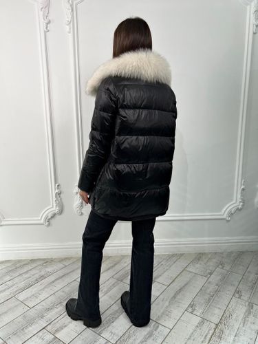 Черный пуховик с декоративной молнией и белым меховым воротником